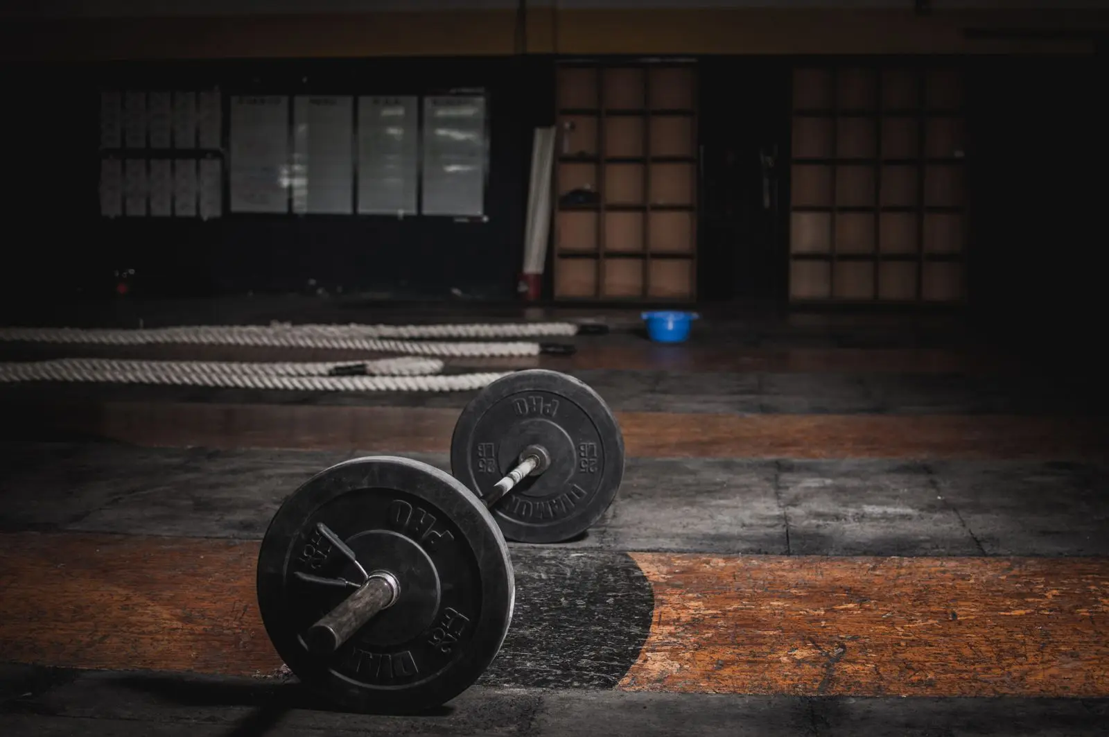 An unloaded barbell on the platform